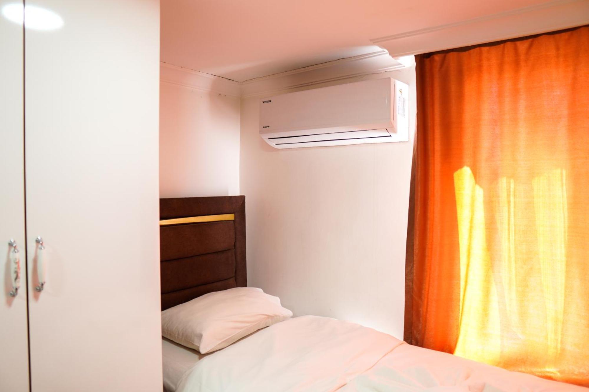 Laos Otel *